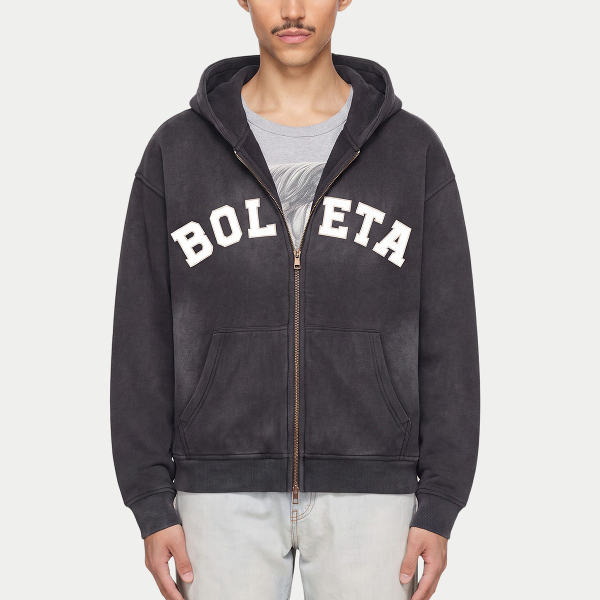 Caracas Merchの「Boleta」ジップパーカーを着用したモデル